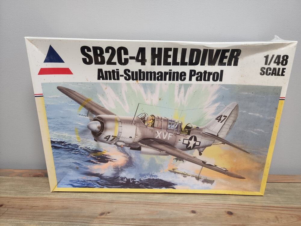 SB2C-4 Helldiver Anti Submarine Patrol 1/48 Accurate Miniatures 480406 kit MB